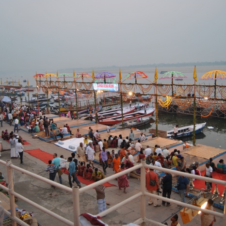 India - Varanassi - locul de desfasurare al ceremoniei Aarti